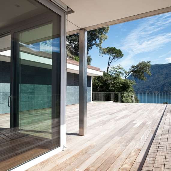 Terrasse einer Neubau Villa in Kroatien mit Meerblick